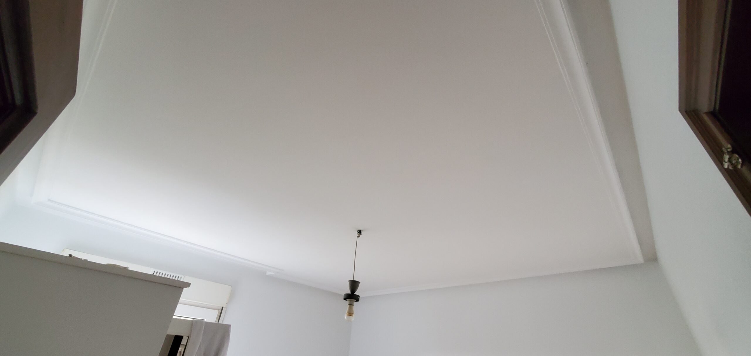 Techos y paredes blancas en Roces